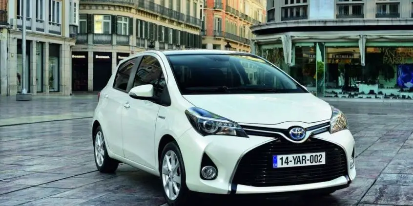 Toyota Yaris Hybrid (2012-2016) – Sicherungskasten